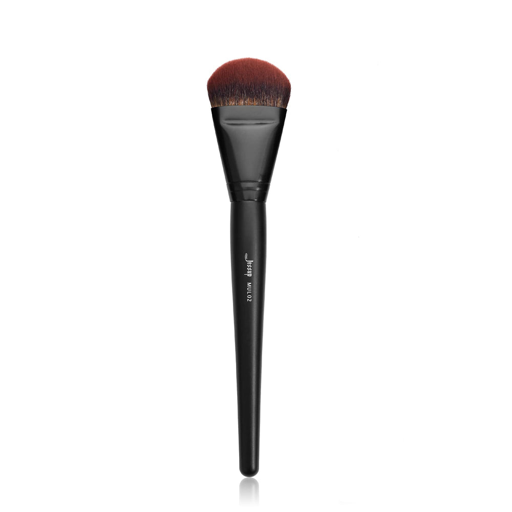 Jessup foundation brush liquid delivers a smooth angled finish for flawless blending.