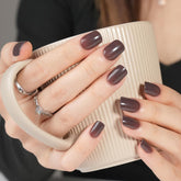 Uñas postizas marrón corto brillante de Jofay Fashion, manicura rápida.