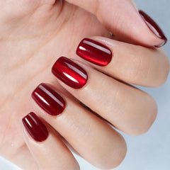 Uñas postizas rojas de Jofay Fashion en corto para un look elegante y rápido.