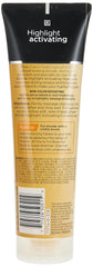 John Frieda champú rubio claro en manos: experiencia suave de lavado para cabello sedoso