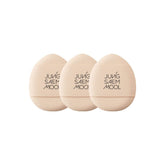 Jung Saem Mool Skinny Tap Puff targets the eye area for precise, nuanced concealing.
