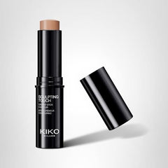 Kiko Milano Contorno Cremoso en Barra crea juego de luz y sombra sutil.