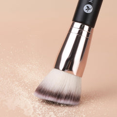 Kingmas concealer buffer brush with synthetic bristles for smooth, even coverage.
