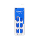 KISS Impress Color sin pegamento para uñas azules cortas, aplicación rápida y limpia.