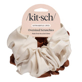 Kitsch scrunchies de satén reciclado en camel y crema para un nudo suave