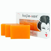 Jabón Kojie San naranja frente, empaque visible para blanqueamiento suave.