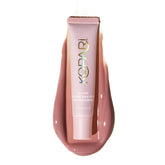 Kopari Lip Love con color rosado fresa y SPF 30 hidrata los labios.