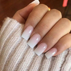 Uñas postizas ombré rosa corto de KQueenest, fácil aplicación para un look elegante.