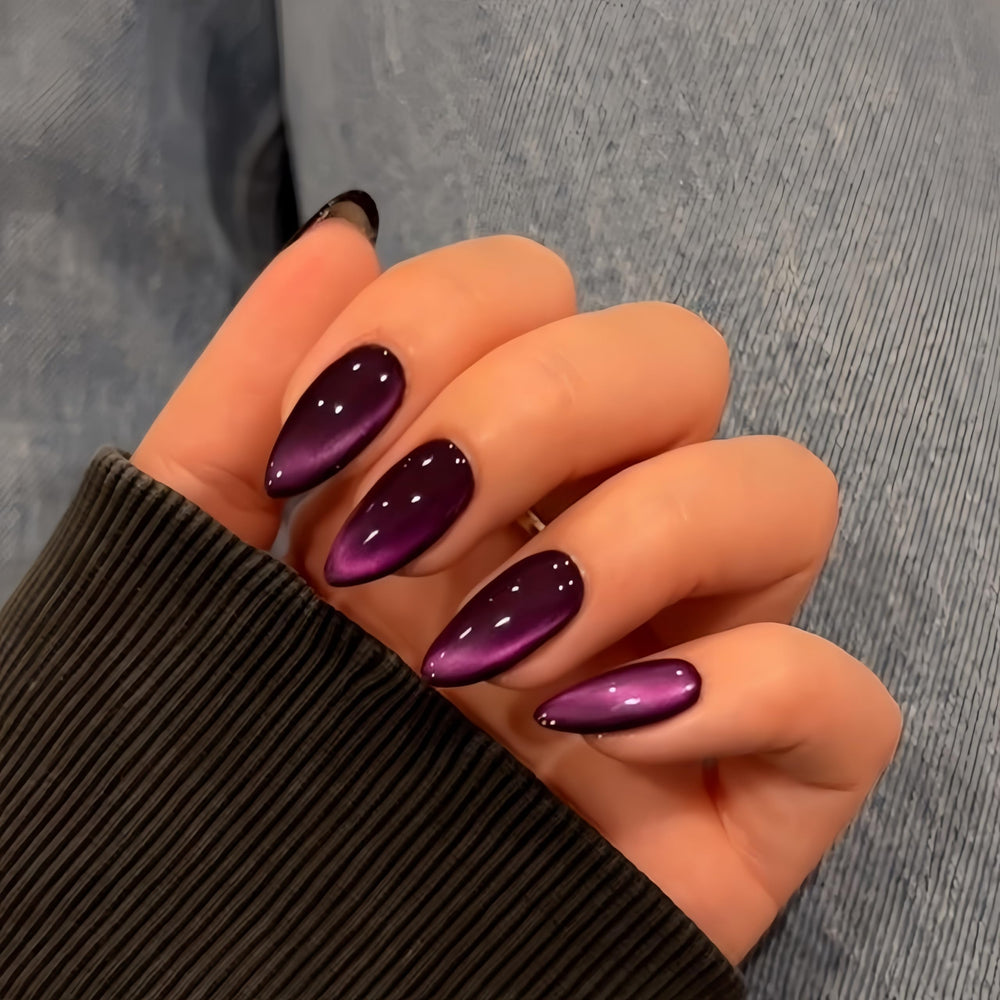 Uñas KQueenest cat eye púrpura en forma almendra medianas con brillo duradero.