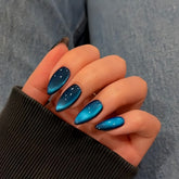 KQueenest Uñas pegables Ojo de Gato Almendra con brillo azul oscuro.