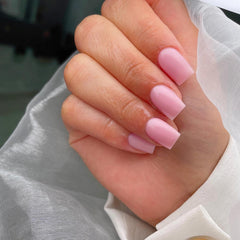 Detalle del acabado gel rosa suave en uñas KQueenest.