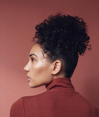 Kristin Ess curl routine application demonstrates slip for easy detangling.