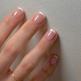 KRTBKR uñas francesas blancas de diseño para un acabado elegante y rápido