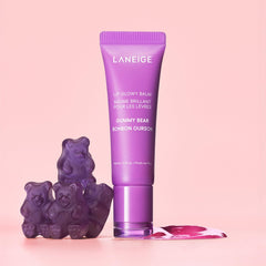 LANEIGE Lip Glowy Balm Gummy Bear aplicado en labios para hidratación y brillo