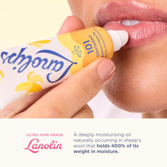 Textura cremosa de Lanolips 101 Ointment en acción