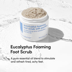LATHER exfoliante de pies espumoso para limpieza suave en la ducha.