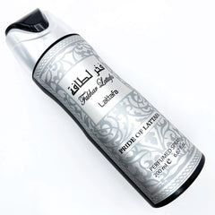 Lattafa Fakhar Men violet-amber core photo conveys floral warmth and confident poise.