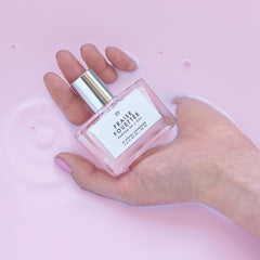 Le Monde Gourmand Fraise Fouettée spray application on pulse points.