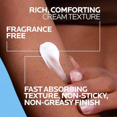 La Roche-Posay Lipikar AP+MAX application on hands for daily comfort.