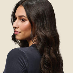 Living Proof No Frizz Vanishing Oil, gotero en acción para peinado rápido y suave