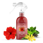 La botella de Locsanity Hibisco Té Verde Spray ofrece hidratación diaria para el cabello.