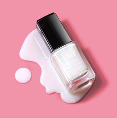 LONDONTOWN Kur Gel Genius Top Coat brush applying a glossy layer