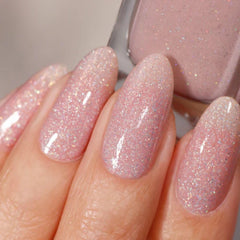 Esmalte LONDONTOWN lakur champagne en cama con brillo elegante.