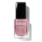 LONDONTOWN Lakur Nail Polish muestra aplicación suave y profesional en uñas.