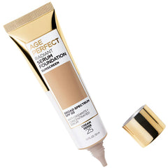 Aplicación suave de la base con suero radiante SPF50 para tono uniforme.