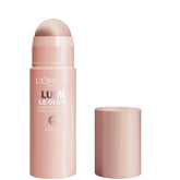 L'Oreal Paris Lumi Le Glow Stick ilumina el pómulo con brillo instantáneo y natural.