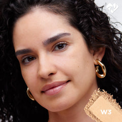 L’Oréal Paris True Match powder foundation applier included for easy application.