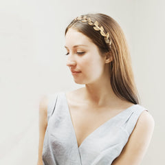 Diadema LYroo con abalorios en detalle, ideal para salidas nocturnas.