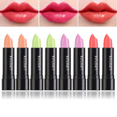 LZYLLS color-changing lipstick on lips shows temperature-reactive shade shift.