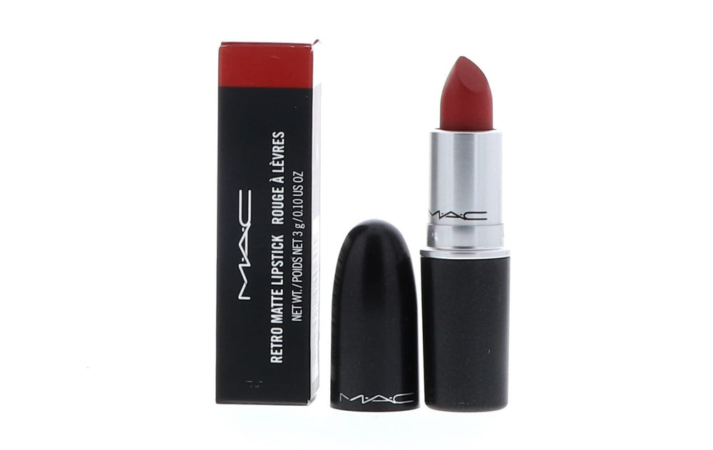 MAC Ruby Woo, muestra swatch de rojo azulado mate ideal para look nocturno