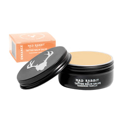 Bálsamo Mad Rabbit mandarina y vainilla aplicado para cuidado suave del tatuaje
