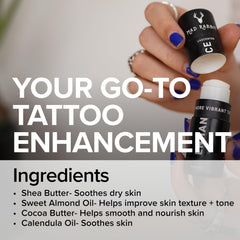 Aplicación de la barra Mad Rabbit Enhance sobre tatuaje para hidratación rápida.
