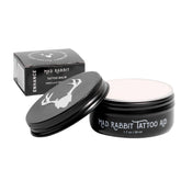 Mad Rabbit Tattoo Balm en pote para hidratar y realzar tatuajes.