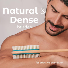Cara con cerdas duras en el cepillo MainBasics para exfoliar áreas difíciles sin irritar.
