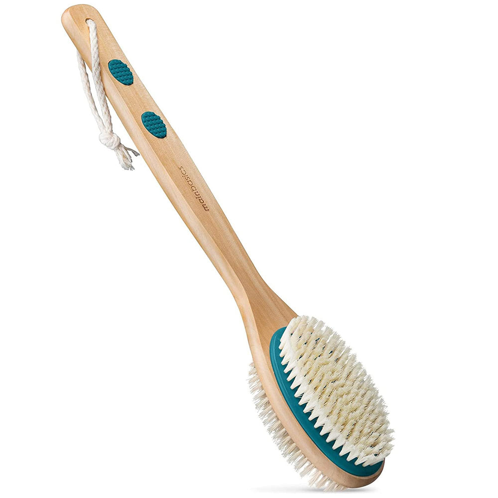 Cepillo de espalda MainBasics con mango largo y tono azul verdoso para un alcance cómodo.