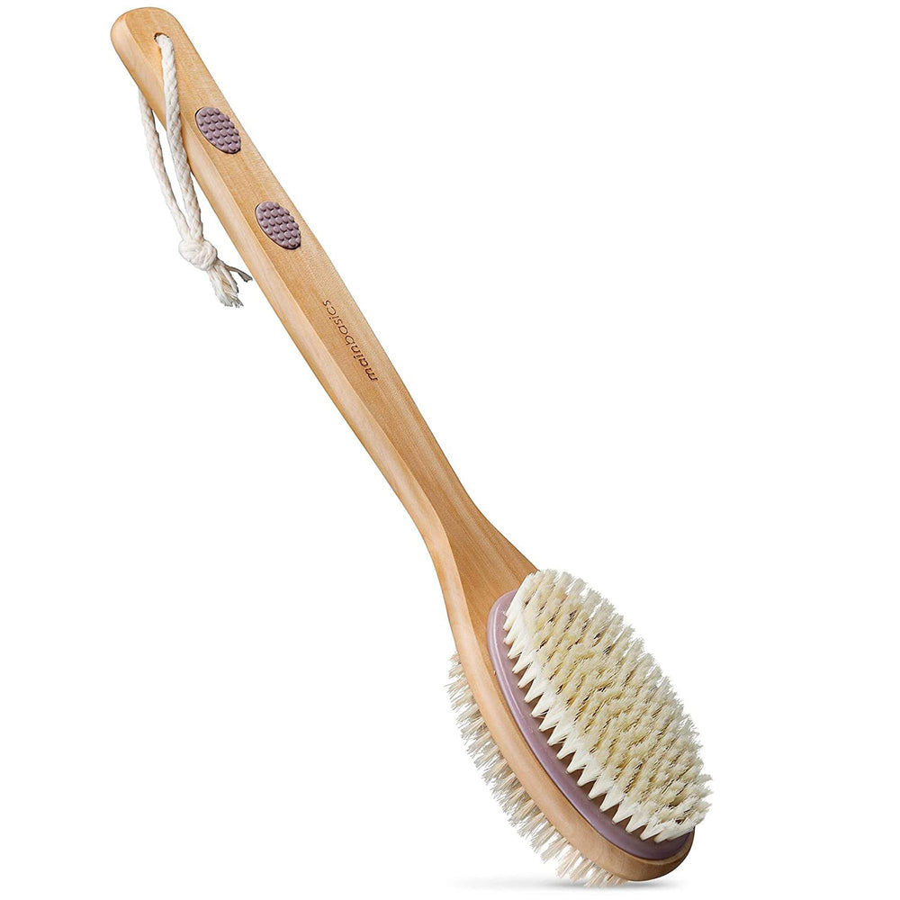 Cepillo para espalda MainBasics con mango largo para alcance cómodo.