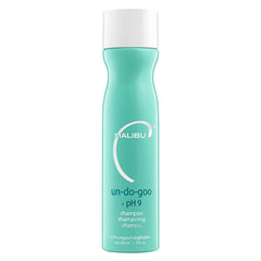 Malibu C Un-Do-Goo Shampoo muestra la botella para eliminar residuos y devolver brillo.