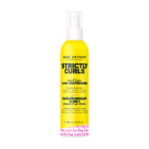 Marc Anthony Strictly Curls atomizador en botella para rizos frescos y definidos.