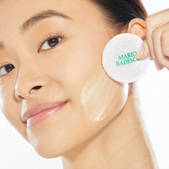 Acabado mate de Mario Badescu reduce el brillo durante el día.