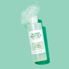 Aplicación de doble limpieza con aceite Mario Badescu para mayor limpieza.