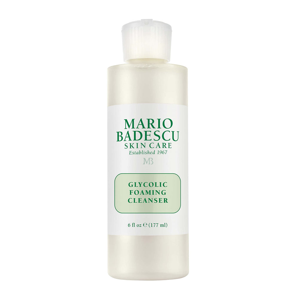 Mario Badescu Glycolic Foaming Cleanser: botella visible y piel más luminosa tras uso suave.