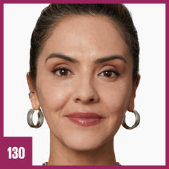 Aplicación en el rostro para un acabado uniforme y natural.