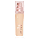 Maybelline Lifter Plump & Glow, botella de base realza la luminosidad natural de la piel.