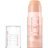 Maybelline Lifter Stix aplicado en la mejilla para cobertura natural y uniforme.