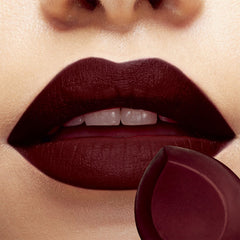 Maybelline self-sharpening tip lip liner delivers quick, on-the-go definition.