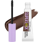 Maybelline Super Lock Brow Glue con cepillo para definir cejas y fijación duradera.